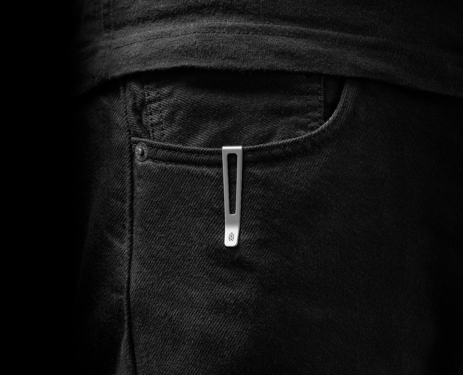 The Folsom EDC liner lock folding pocket knife clipped into a man's front pocket.
